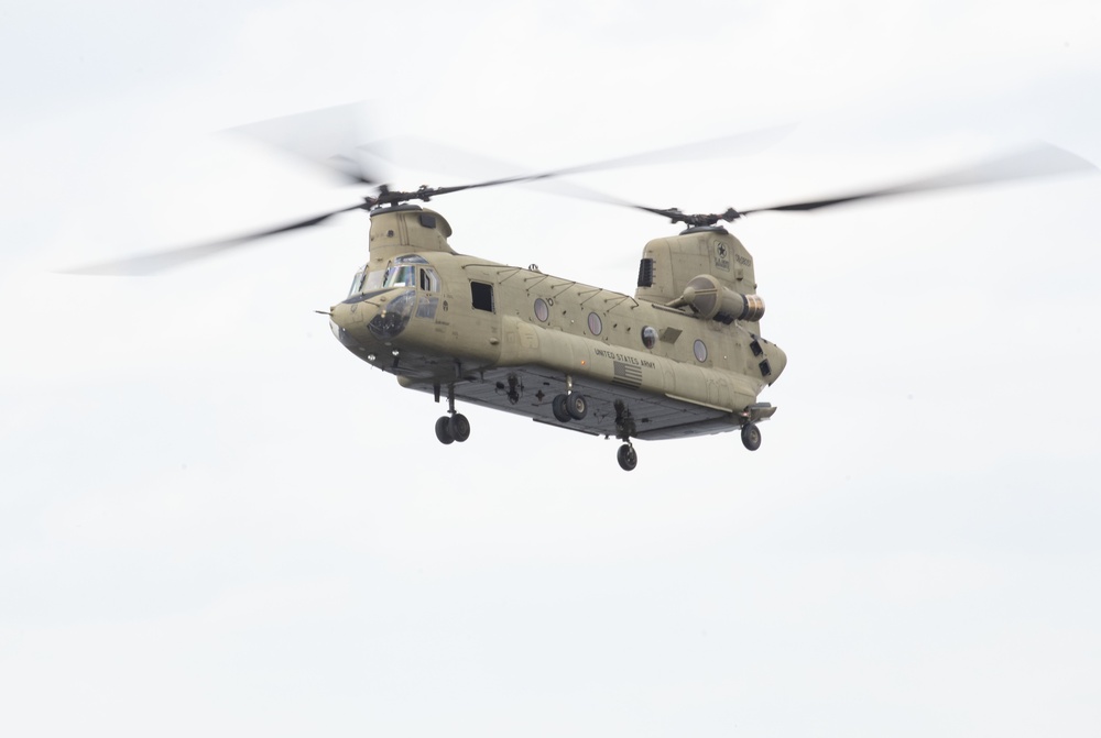 CH-47 Chinook crew helps Army Reserve competitors for Best Squad competition at Fort McCoy