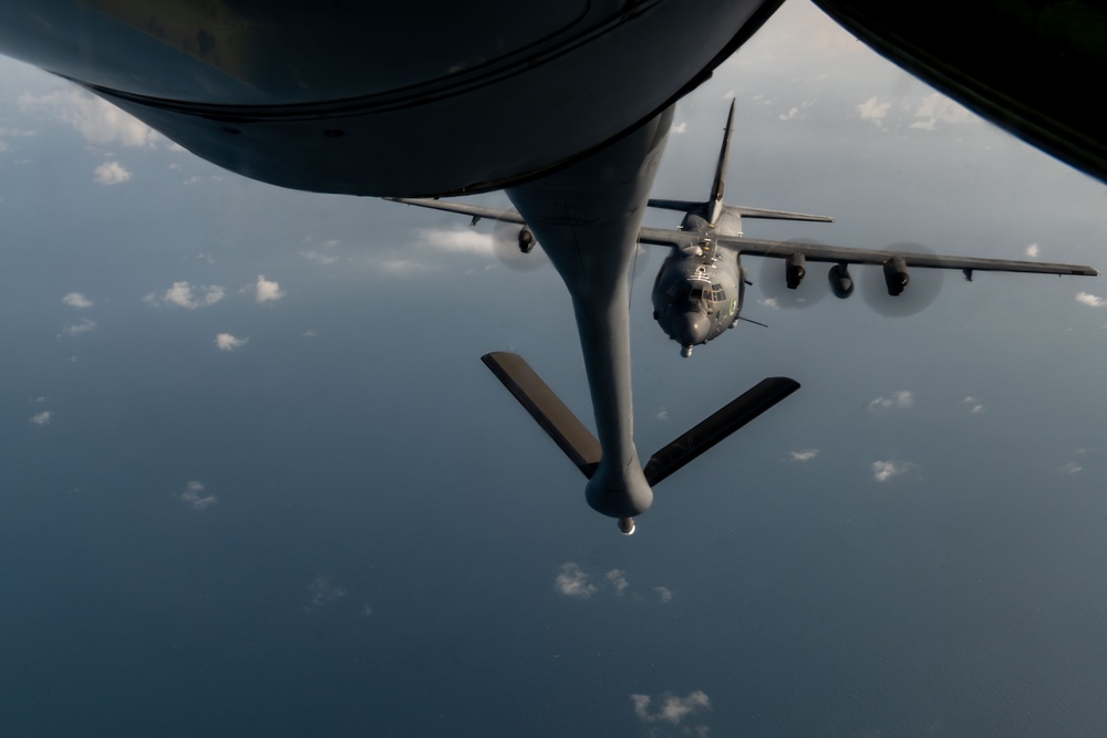 91st ARS refuels 1st SOW AC-130Js