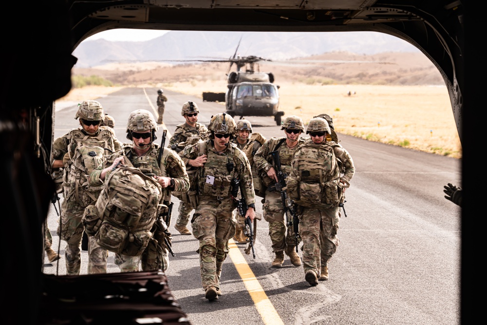 1st Combat Aviation Brigade transports 2nd Battalion, 12th Infantry Regiment along the southern border