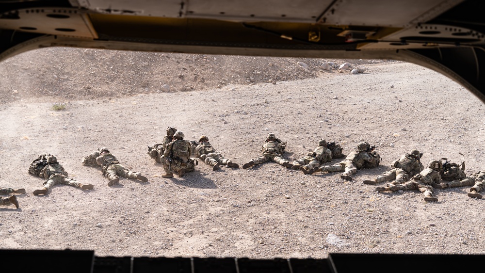 1st Combat Aviation Brigade transports 2nd Battalion, 12th Infantry Regiment along the southern border