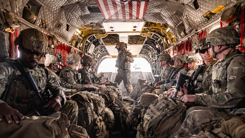 1st Combat Aviation Brigade transports 2nd Battalion, 12th Infantry Regiment along the southern border