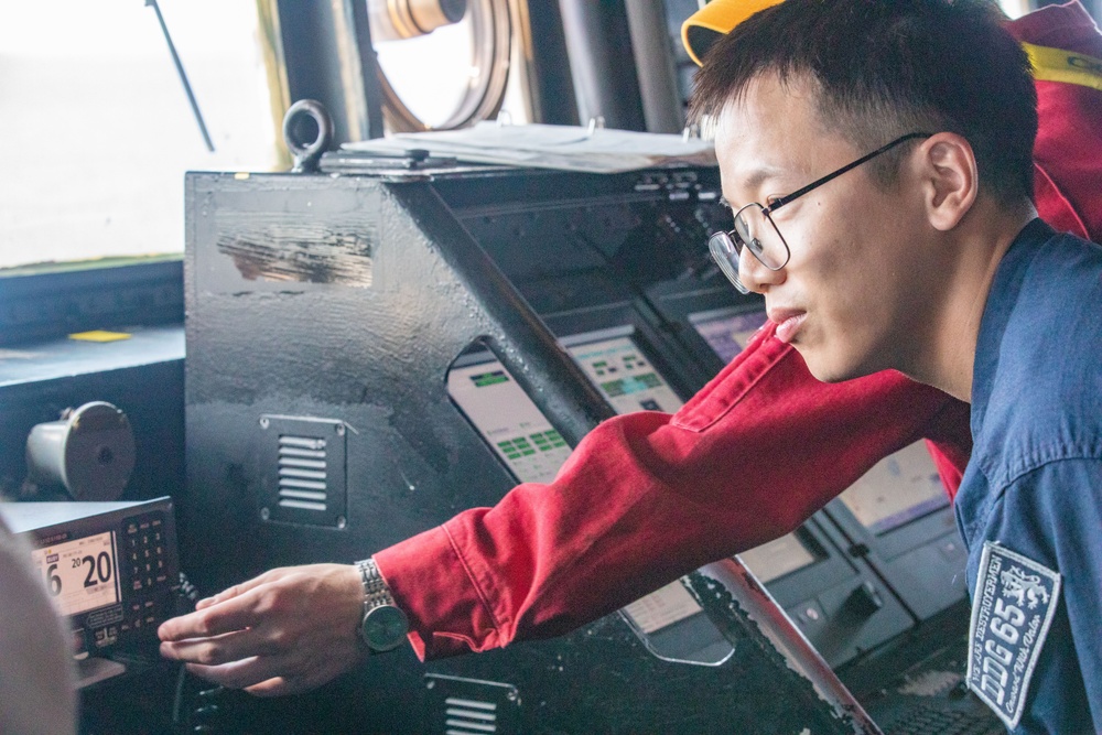 USS Benfold (DDG 65) Operates in the South China Sea