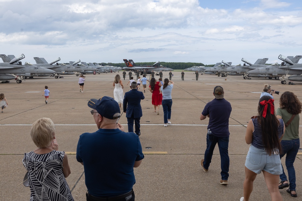 VFA-81 Returns Home From Deployment
