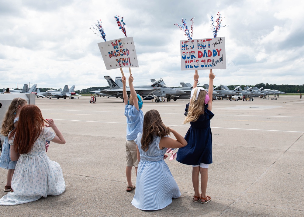 VFA-143 Returns Home From Deployment