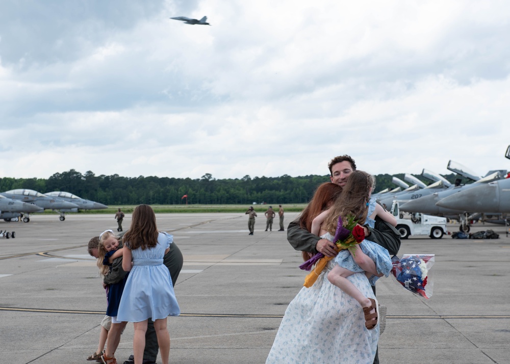 VFA-143 Returns Home From Deployment