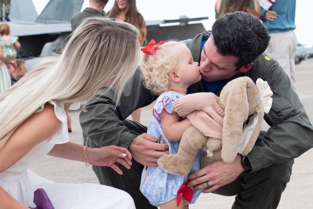 VFA-143 Returns Home From Deployment
