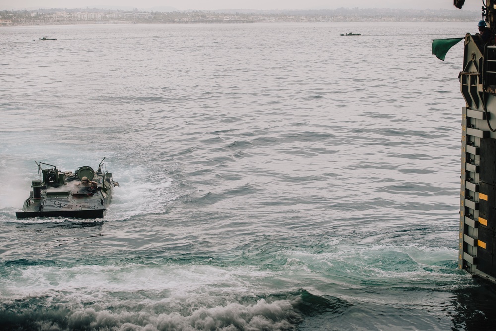 QUART: ACVs embark, conduct qualifications aboard USS Harpers Ferry