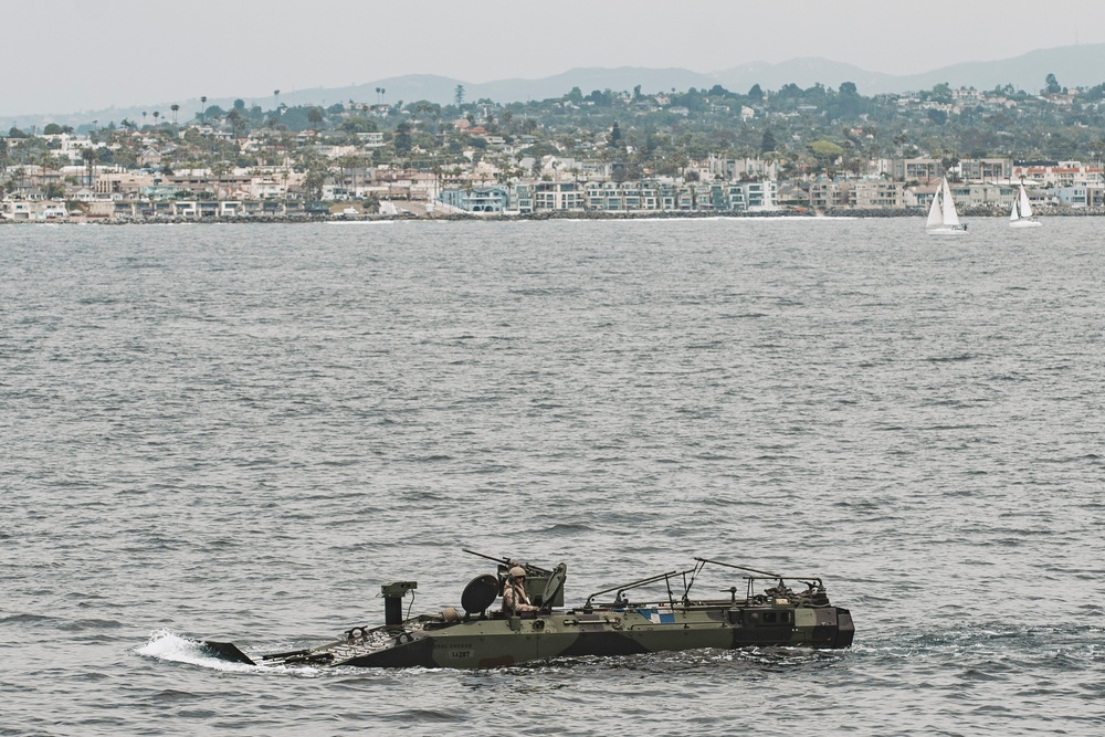QUART: ACVs Splash From USS Harpers Ferry