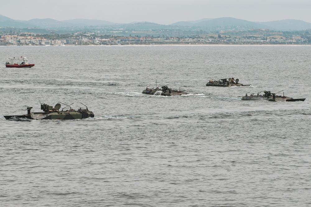 QUART: ACVs Splash From USS Harpers Ferry