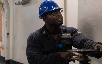 USS Kearsarge Sailors Conduct Maintenance