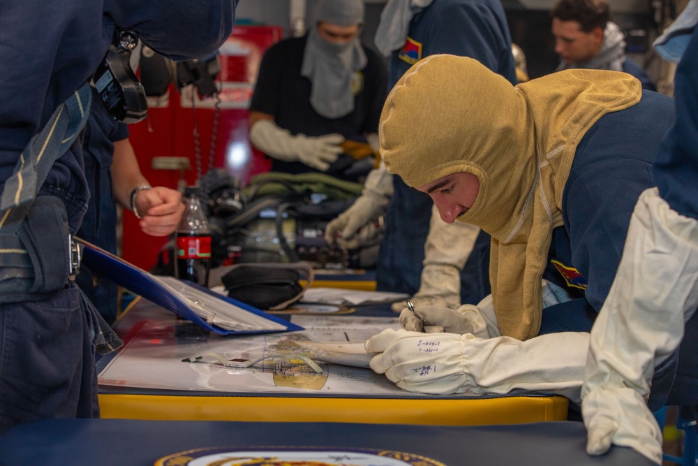 USS Benfold (DDG 65) conduct DC drills