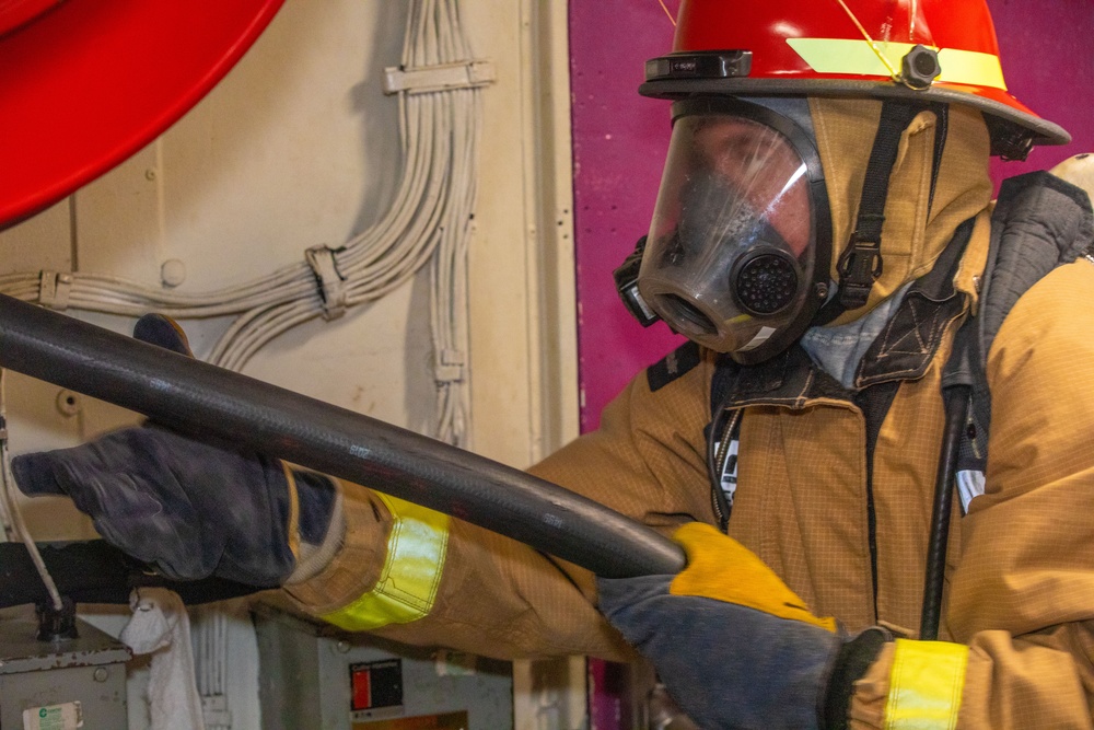 USS Benfold (DDG 65) conduct DC drills