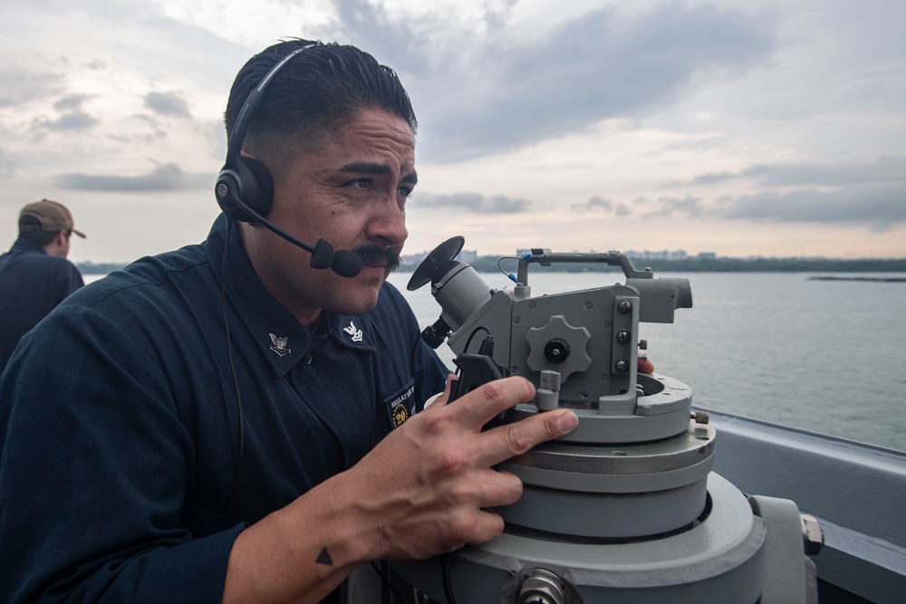 USS Higbee pulls into Singapore