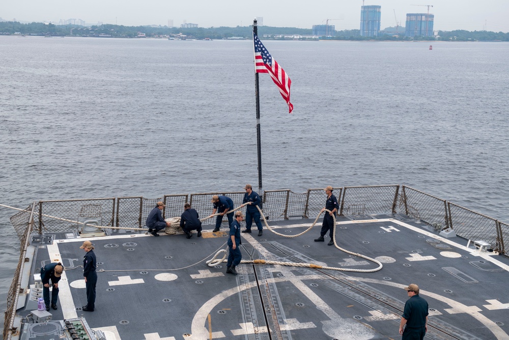 USS Higbee pulls into Singapore