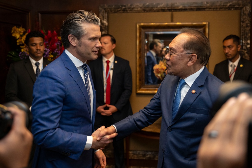 SD Delivers Remarks, Meets with Counterparts at Shangri-La Dialogue