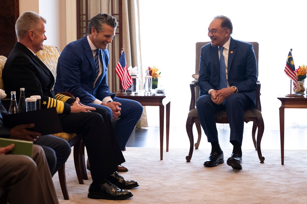 SD Delivers Remarks, Meets with Counterparts at Shangri-La Dialogue