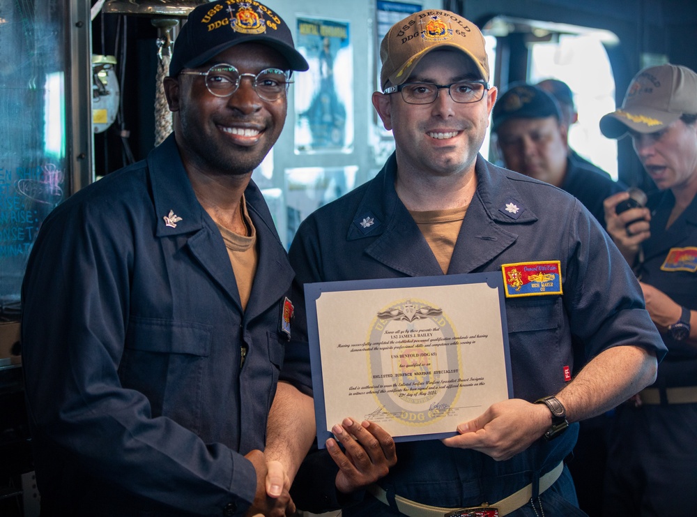 USS Benfold (DDG 65) holds awards quarters