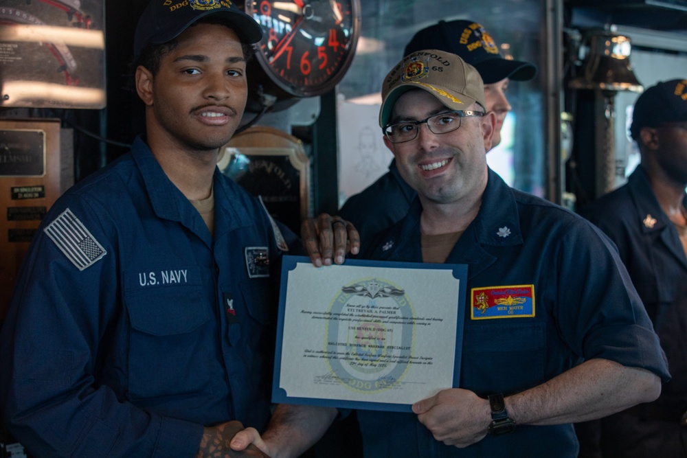 USS Benfold (DDG 65) holds awards quarters