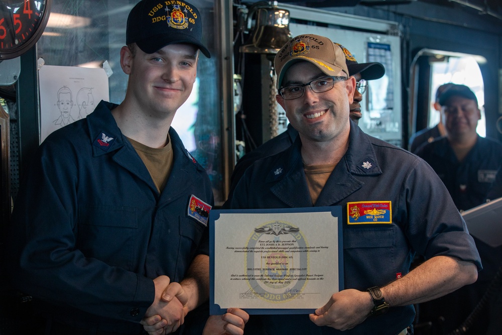 USS Benfold (DDG 65) holds awards quarters
