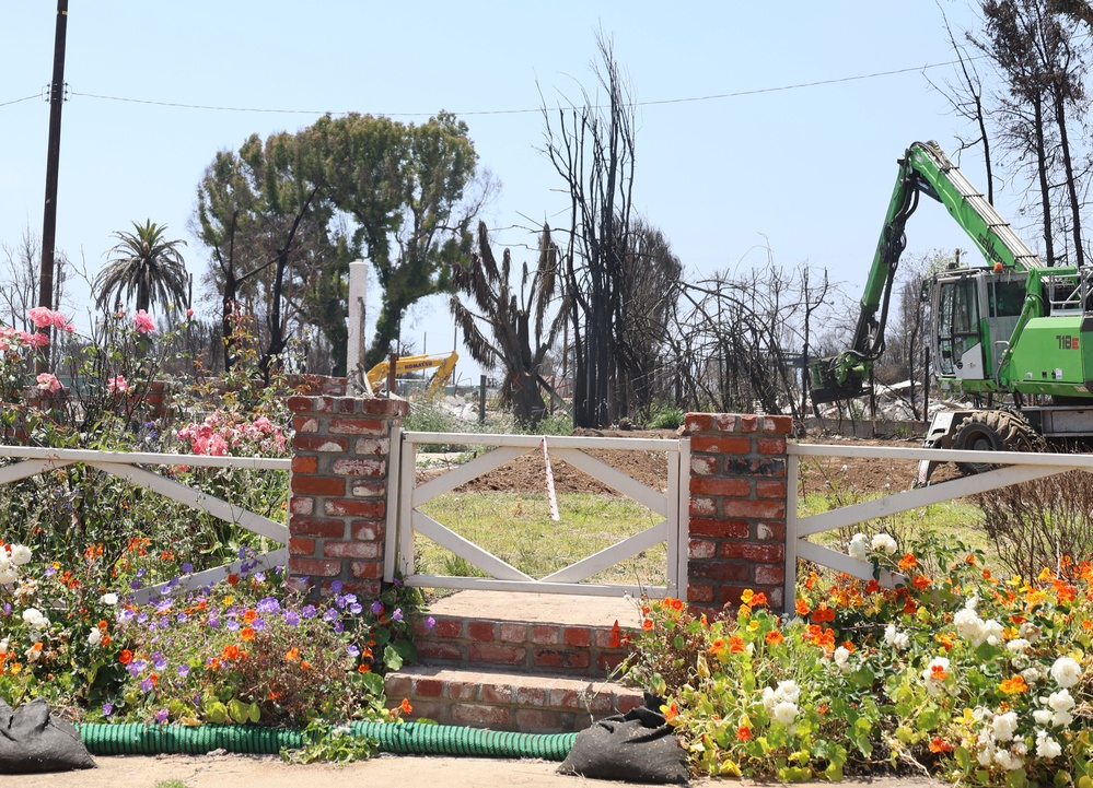 Debris removal in the Pacific Palisades