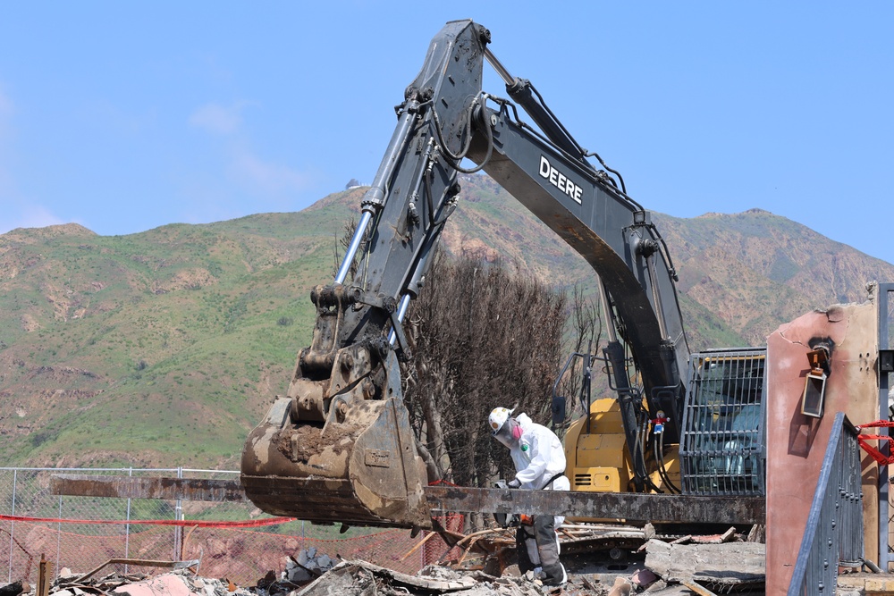 Debris removal in the Pacific Palisades