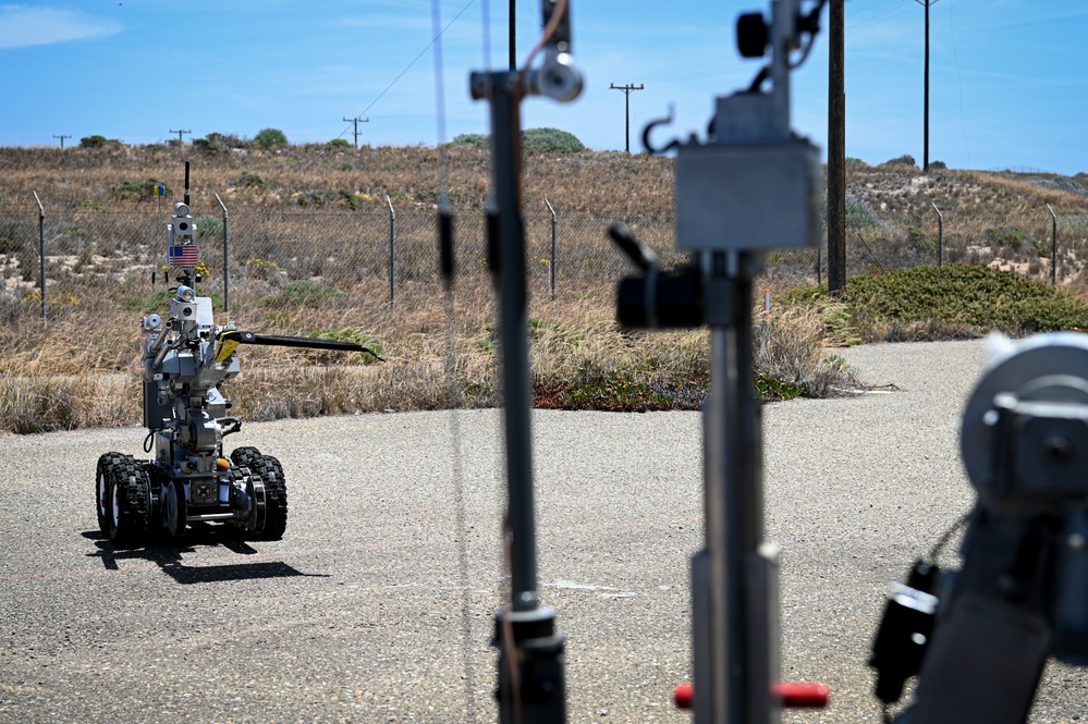 Vandenberg EOD teams-up with local bomb squads