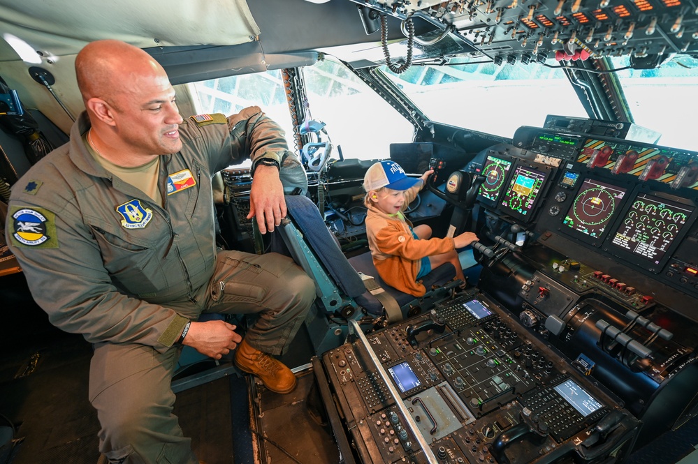 U.S. Embassy Personnel Meet With Southern Star Participants
