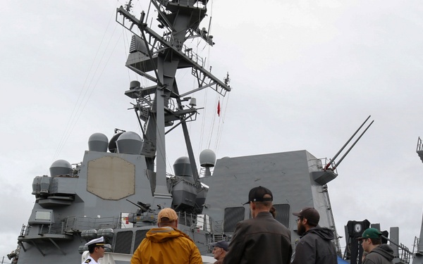 USS Mustin Conducts Port Visit in Astoria