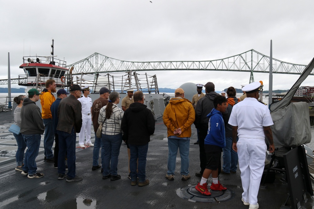 USS Mustin Conducts Port Visit in Astoria
