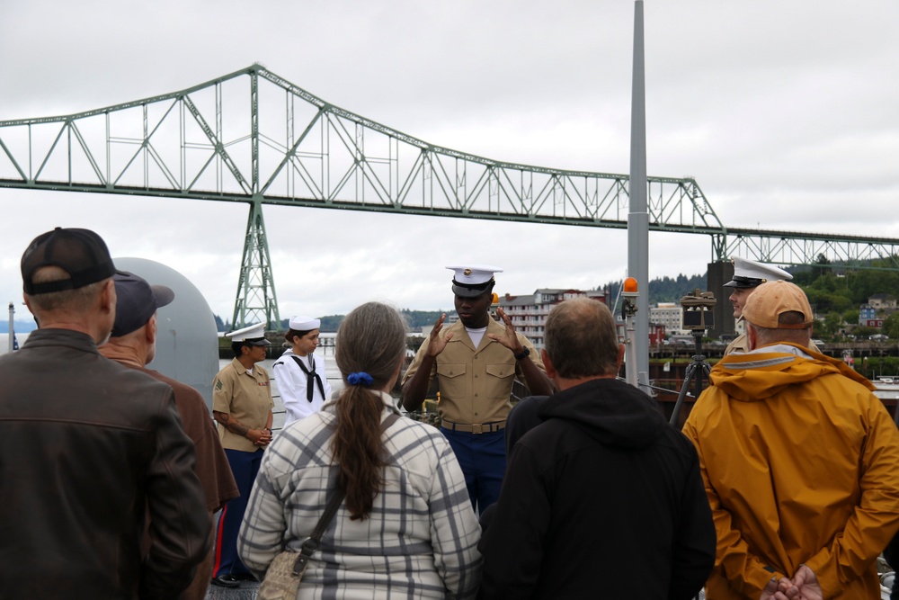 USS Mustin Conducts Port Visit in Astoria