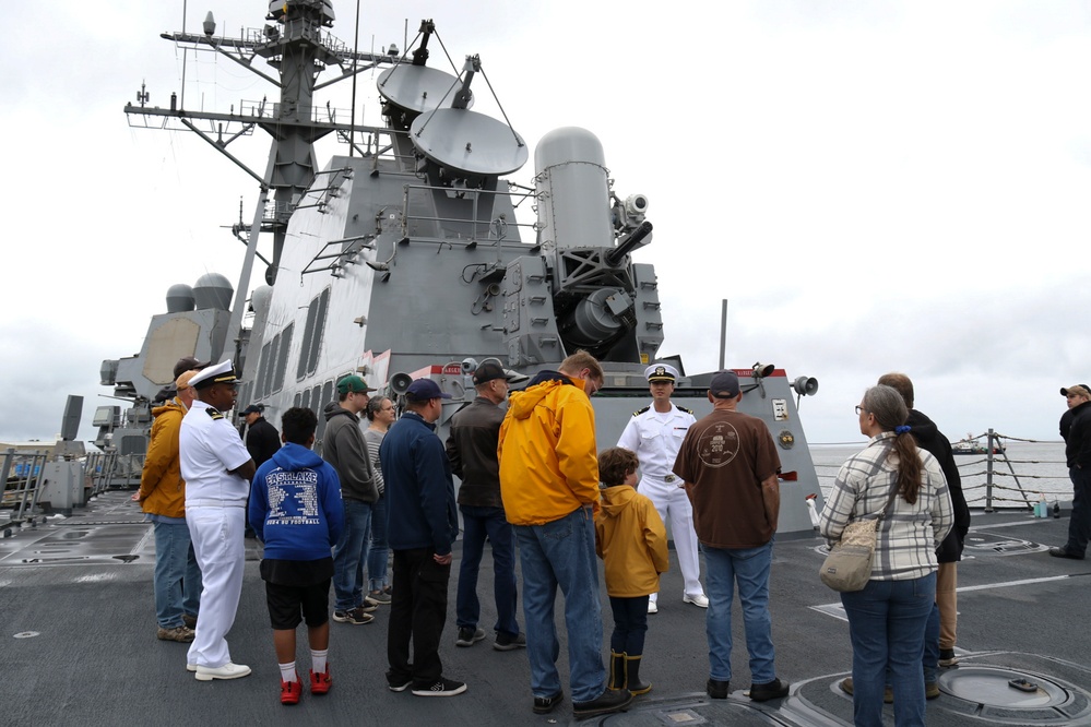 USS Mustin Conducts Port Visit in Astoria
