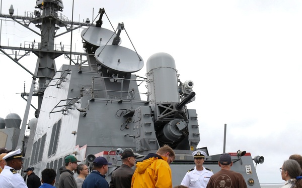 USS Mustin Conducts Port Visit in Astoria