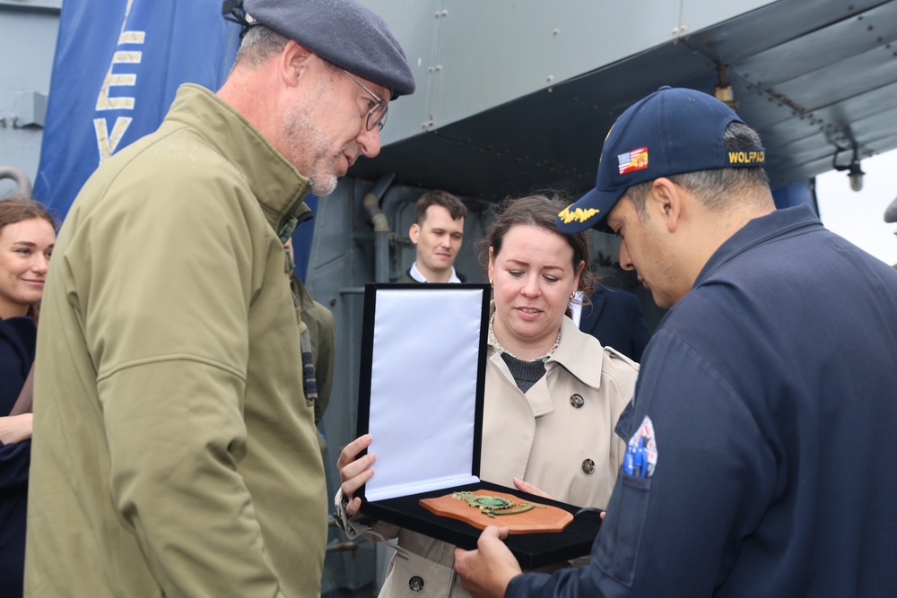 Cmdr. Arturo Trejo receives a naval placard from the Kingdom of the Netherlands, Ministry of Defense officials