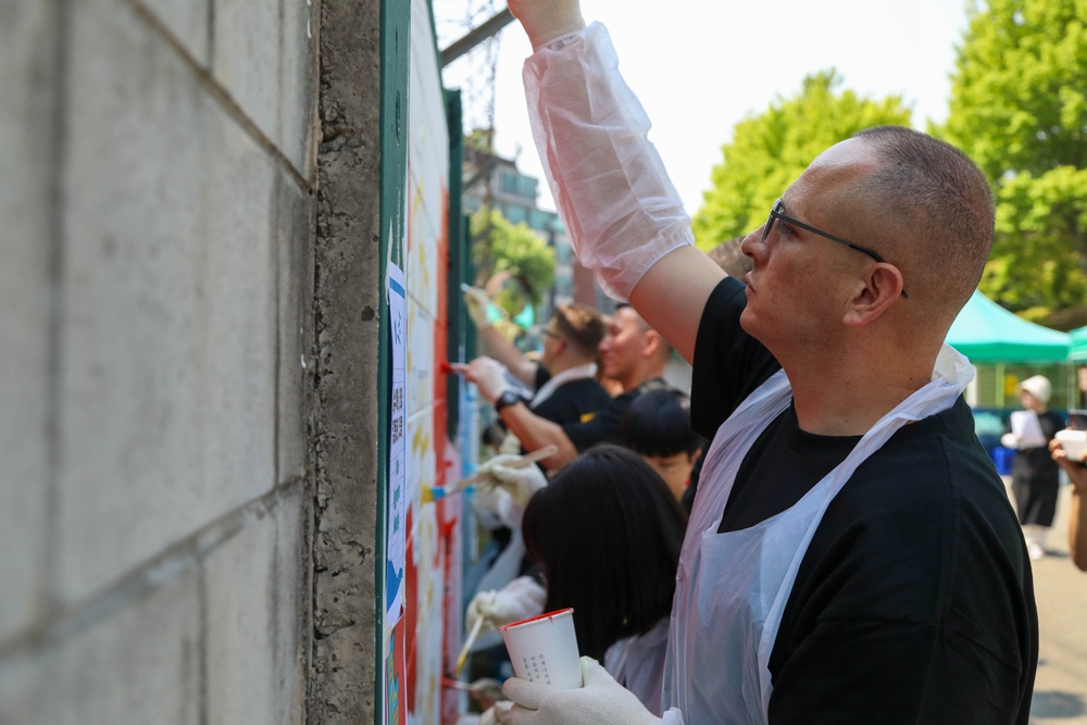 U.S. Military, Korean Children Unite for Mural Project in Yongsan
