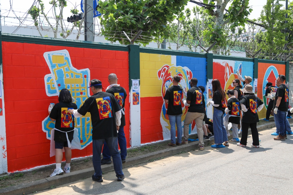 U.S. Military, Korean Children Unite for Mural Project in Yongsan