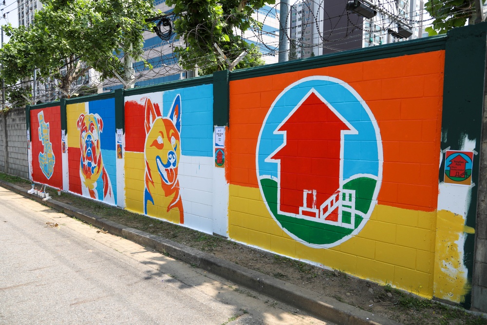 U.S. Military, Korean Children Unite for Mural Project in Yongsan