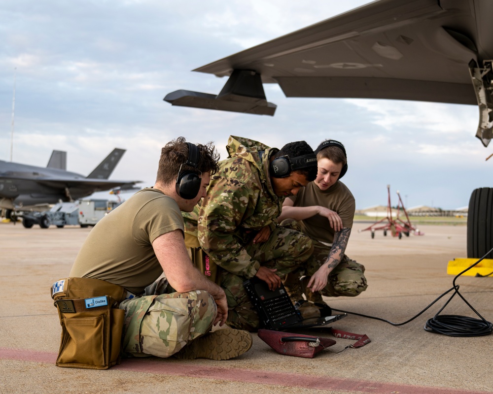 4th FGS Conducts Weapons Loading Exercise