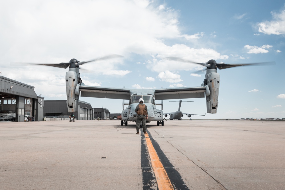 VMM-261 Conducts Familiarization Flight