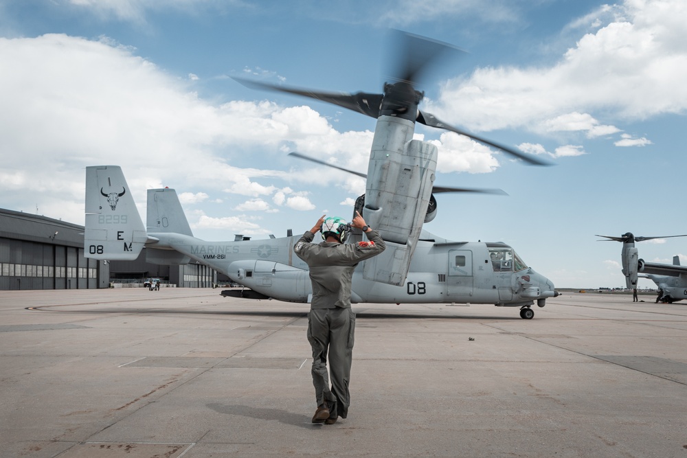 VMM-261 Conducts Familiarization Flight