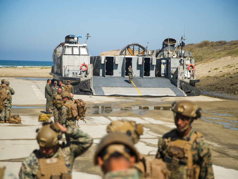 QUART: LCACs, 3/1 Marines Embark USS Harpers Ferry