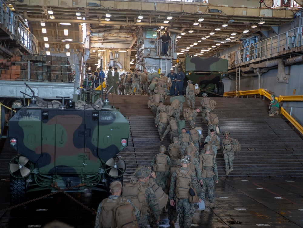 QUART: LCACs, 3/1 Marines Embark USS Harpers Ferry