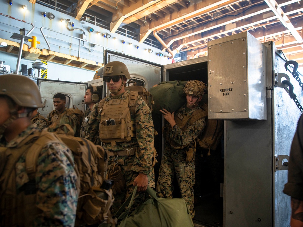QUART: LCACs, 3/1 Marines Embark USS Harpers Ferry