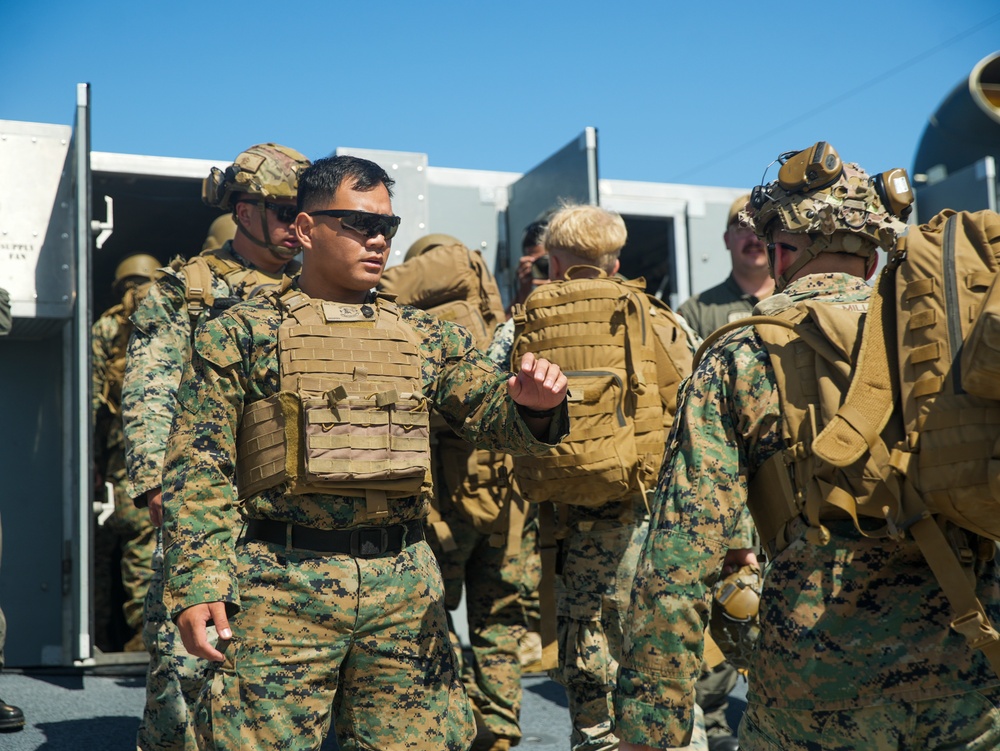 QUART: LCACs, 3/1 Marines Embark USS Harpers Ferry