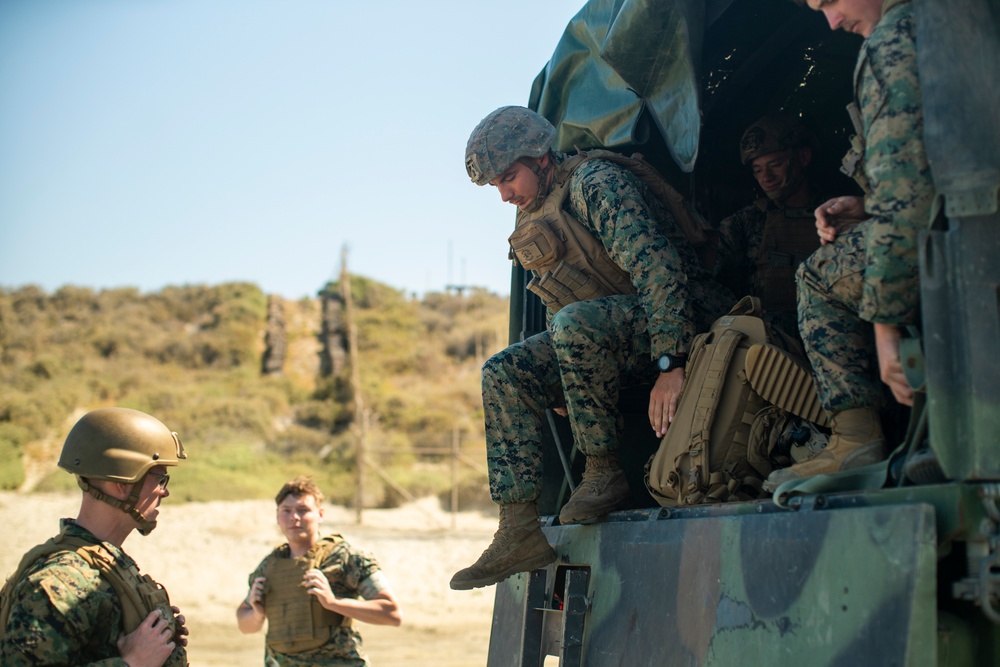 QUART: LCACs, 3/1 Marines Embark USS Harpers Ferry