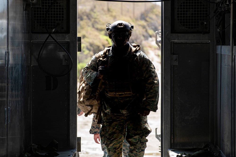 QUART: LCACs, 3/1 Marines Embark USS Harpers Ferry