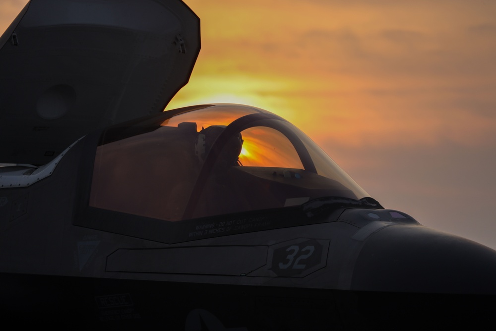31st MEU | F-35B night flight operations