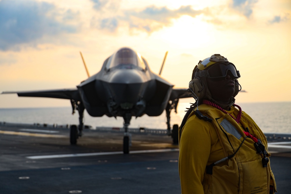 31st MEU | F-35B night flight operations