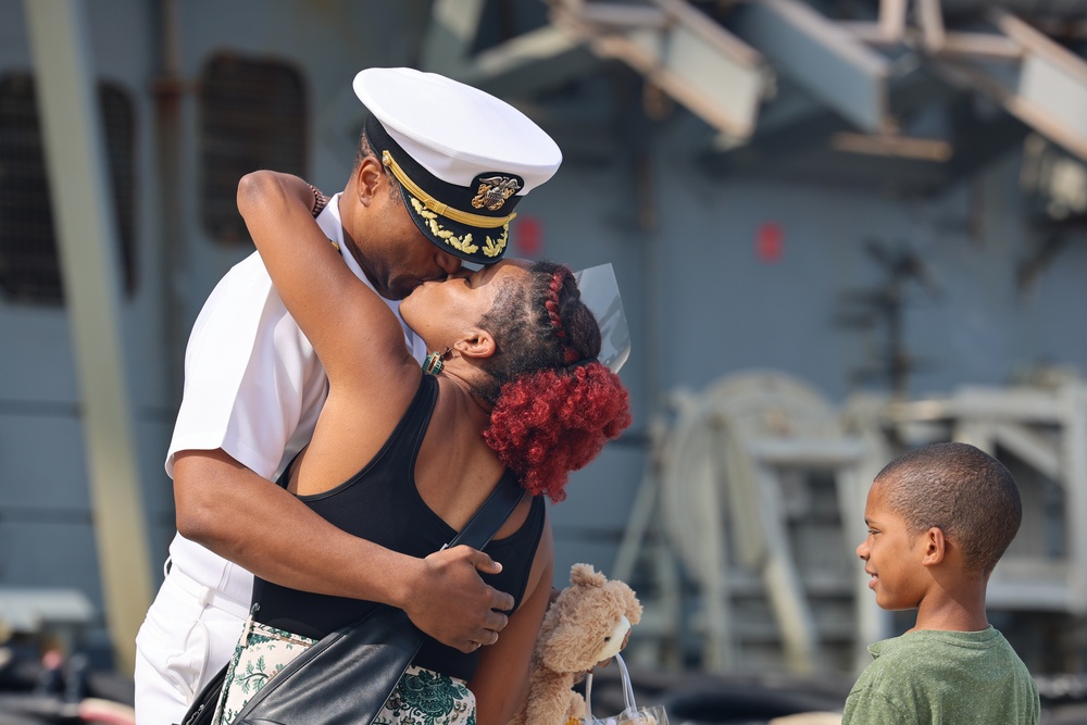 USS Stout (DDG 55) return to homeport