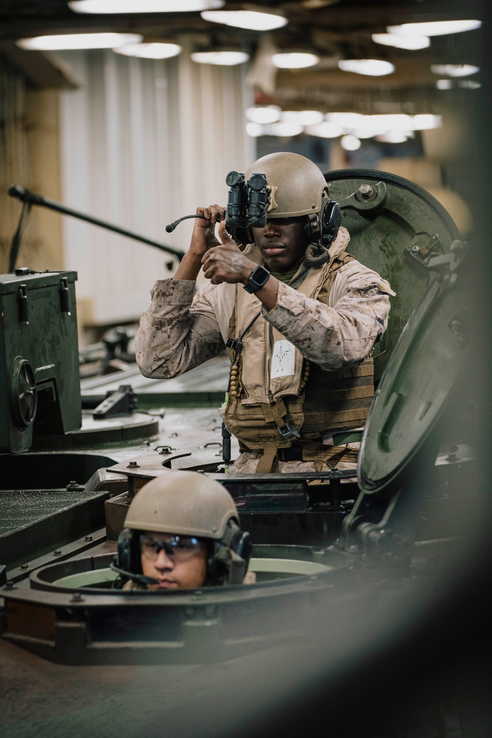 QUART: ACVs conduct nighttime qualifications aboard Harpers Ferry