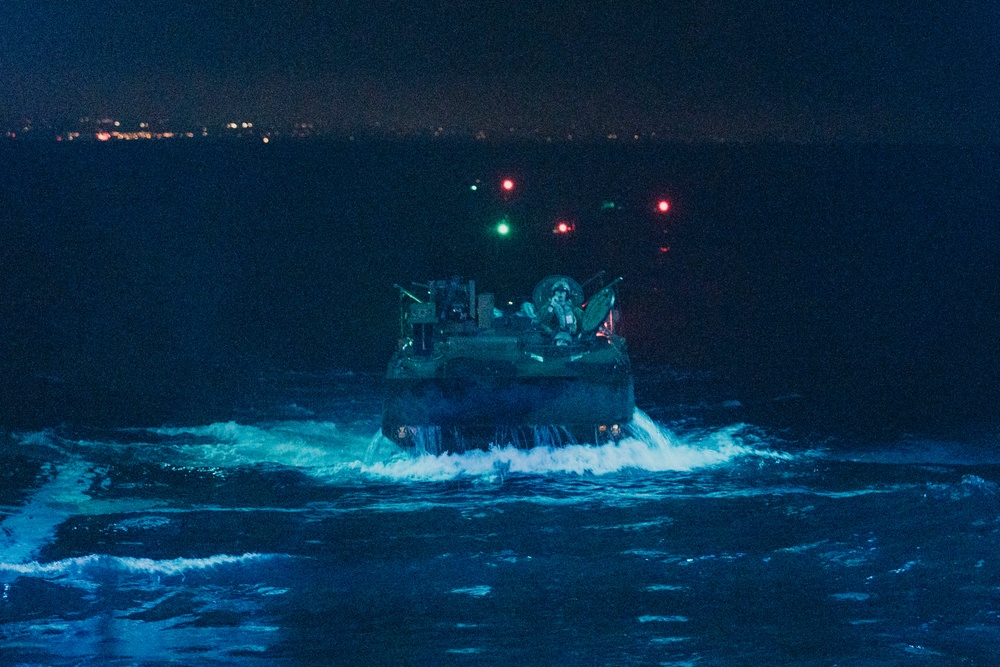 QUART: ACVs conduct nighttime qualifications aboard Harpers Ferry